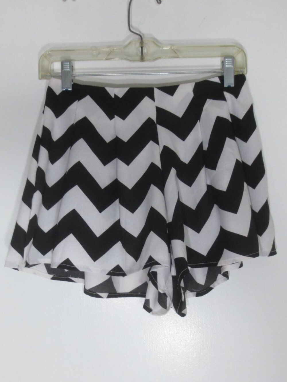 NEW Moxeay Shorts Black White Chevron Print Flowy Ultra High Rise Skort Size S